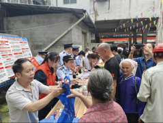 市场监督工做人员率领意愿者深切平孟镇沿街商