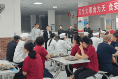 练模仿鲁艺中学校食堂午餐后